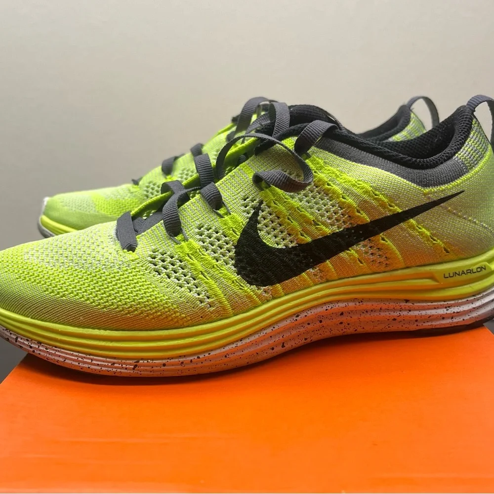 Women’s Nike Flyknit - Size 6.5 - Worn one time/like brand new - Picture 3 of 7
